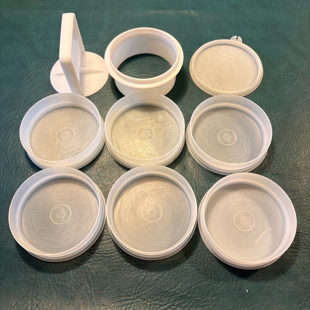 Tupperware burger press & 6 Stackable Storage Containers with lid - Picture 3 of 3